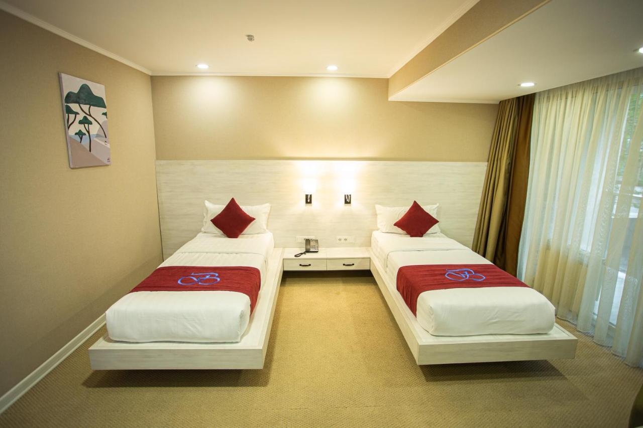 B Hotel 比什凯克 外观 照片